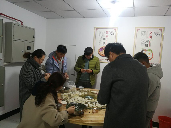冬至陽生春又來，溫暖感恩促情誼——廣德路項目部舉辦包餃子活動