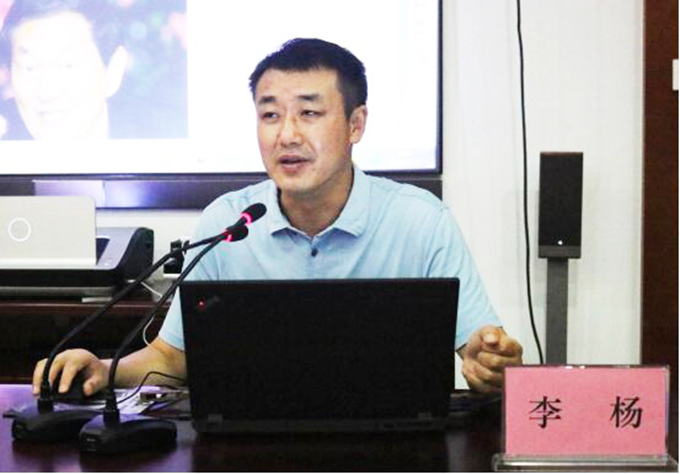 黨委委員、紀(jì)委書記、工會(huì)主席李楊對(duì)新員工進(jìn)行廉潔從業(yè)教育